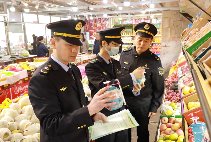 圖為武清區市場監管局執法人員在農貿市場檢查食品是否在保質期內。
