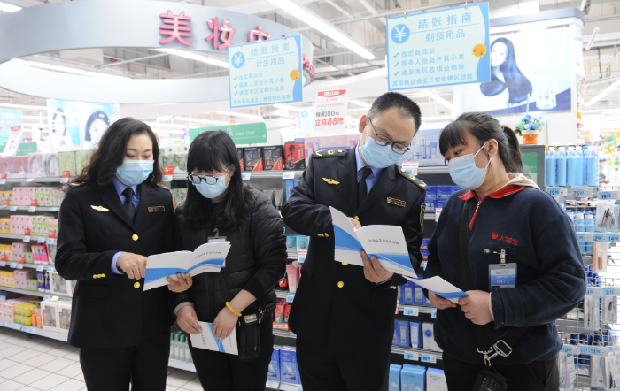 圖為該局執法人員在一家大型商超化妝品專柜向經營者宣講。