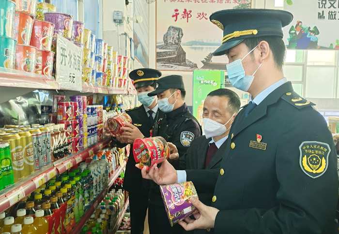 圖為3月24日，該局和縣火車站派出所執(zhí)法人員在于都火車站候車大廳食品經(jīng)營店檢查食品質(zhì)量。