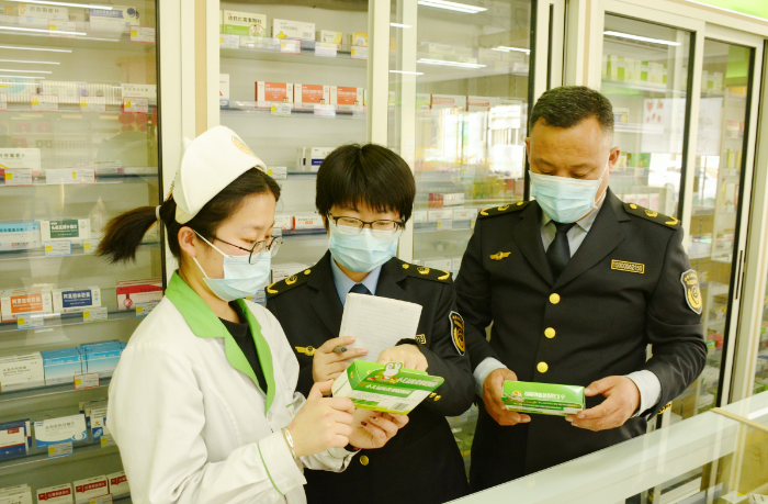 圖為第三分局執(zhí)法人員在一家藥店檢查藥品管理情況。