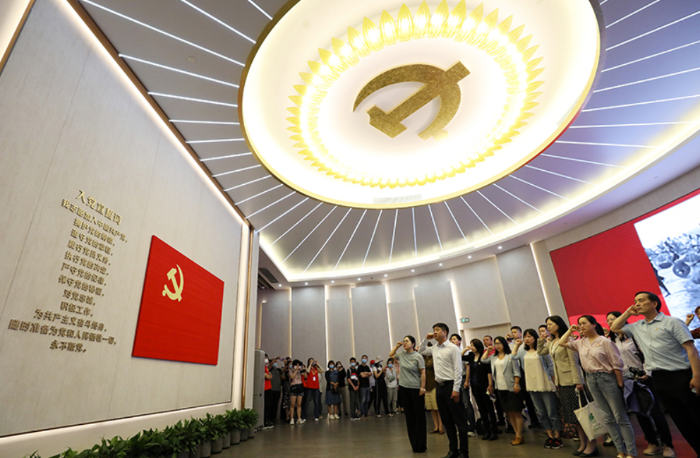 黨員在上海中共一大紀念館里重溫入黨誓詞（2021年6月3日攝）。新華社記者 劉穎 攝