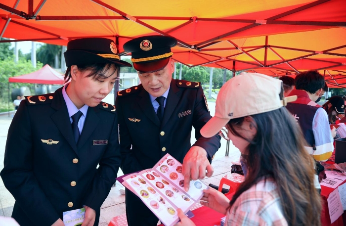 南寧市市場監(jiān)管局工作人員向消費(fèi)者普及食品等安全知識。（何正君 攝）