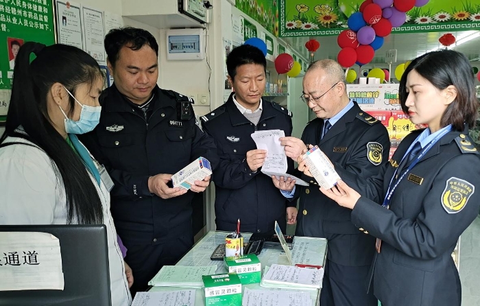 圖為4月6日該縣聯合執法人員正在一家藥品檢查。