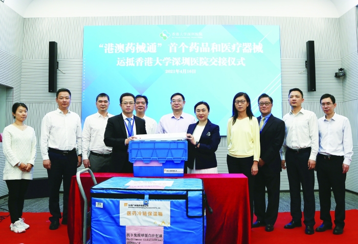 圖為2021年4月16日，通過“港澳藥械通”政策進口的首個藥品“抗D免疫球蛋白注射液”和首個醫(yī)療器械“磁力可控延長鈦棒”運抵香港大學(xué)深圳醫(yī)院。圖片由廣東省藥監(jiān)局提供