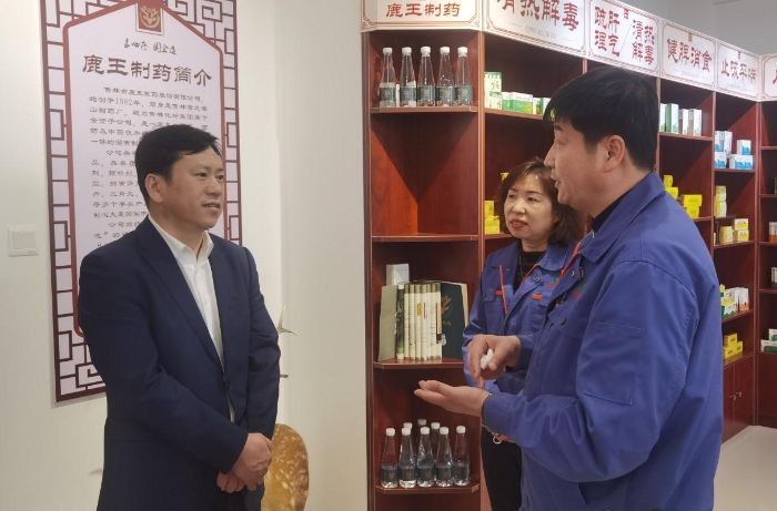 圖為吉林省藥監局局長孫繼民（左一）了解企業發展情況。
