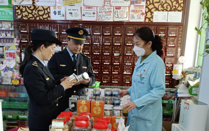 圖為石嘴山市市場監管局執法人員在一家網售藥品零售企業檢查處方藥銷售情況。