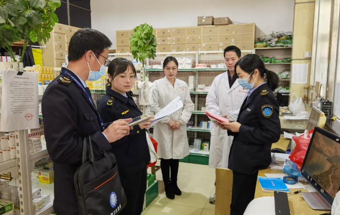 圖為該局執(zhí)法人員在一家醫(yī)療機(jī)構(gòu)藥房檢查麻精藥品的使用記錄。