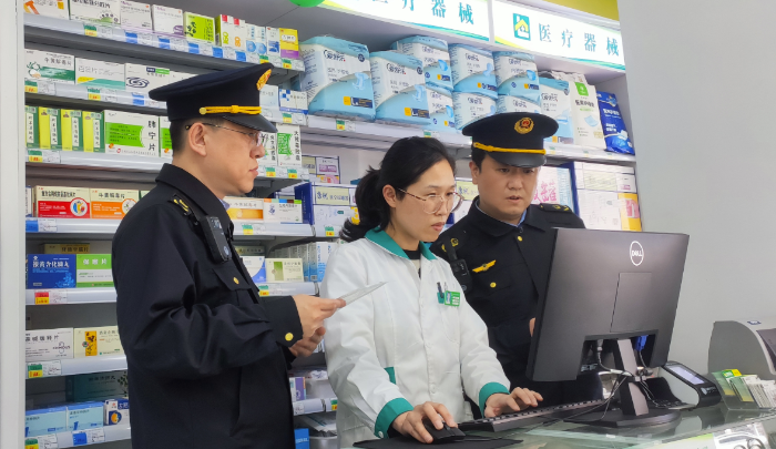 圖為5月10日，齊齊哈爾市市場監管局執法人員在一家藥店檢查疫情防控用醫療器械。