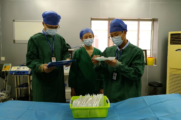 圖為該局執(zhí)法人員在一家醫(yī)療機構檢查藥械使用情況。