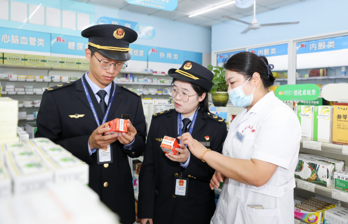 圖為該局執法人員在一家藥店檢查藥品質量。