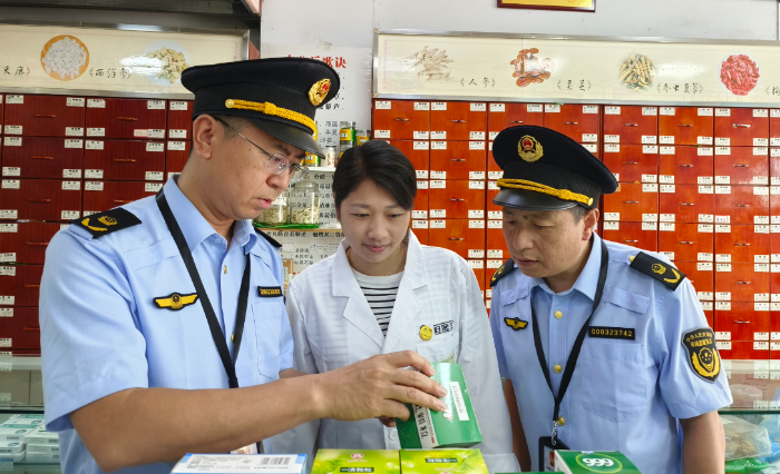 圖為5月19日，該局龍橋街道市場監管所執法人員在一家藥店檢查。