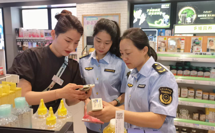 圖為該局執(zhí)法人員在一家化妝品專(zhuān)營(yíng)店開(kāi)展檢查并指導(dǎo)工作人員操作化妝品監(jiān)管APP。