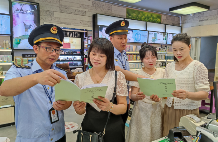圖為該局執(zhí)法人員在一家化妝品專賣店向經(jīng)營者及消費(fèi)者講解化妝品安全知識。