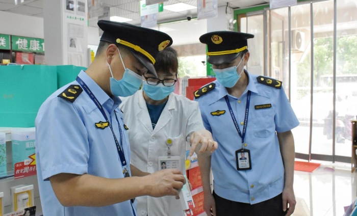 圖為該局執法人員正在轄區內一家藥店檢查核對相關藥品銷售信息。