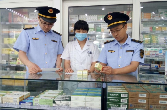 圖為該局執法人員對轄區內一家藥店進行執法檢查。