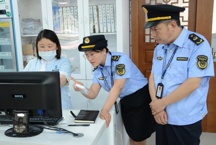圖為6月19日執法人員在一家藥品零售企業門店檢查含特殊藥品復方制劑的“進銷存”情況和購買此類藥品顧客的人員信息登記情況。