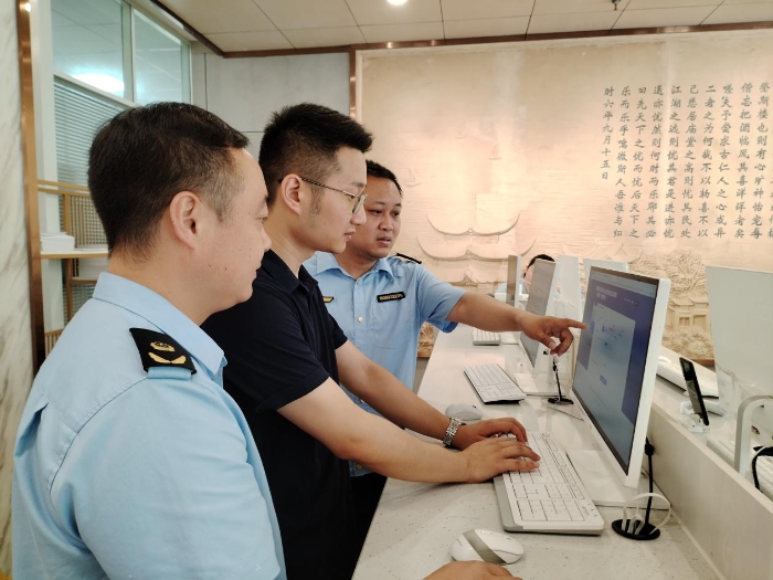 岳陽頒發(fā)全省首張企業(yè)開辦“一網通辦”聯(lián)辦證照