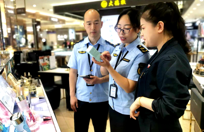 圖為該局執法人員在一家商場檢查化妝品標識情況。