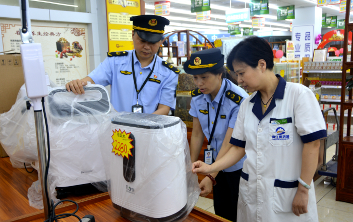 圖為7月13日，該局敦仁街道市場監管所執法人員在一家醫療器械經營單位檢查制氧機質量。