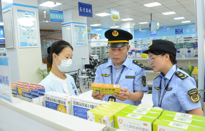 圖為該局執法人員在一家藥品經營企業檢查兒童用藥銷售購進情況。