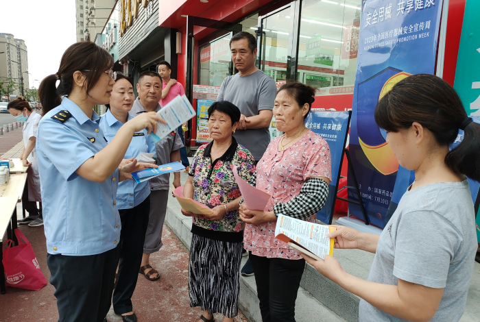 7月10日，全椒縣市場監管局工作人員正在向群眾科普安全用械知識。