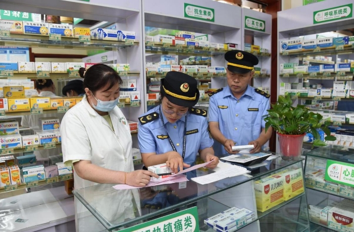 圖為執法人員在一家藥品零售企業檢查藥品購進渠道情況。