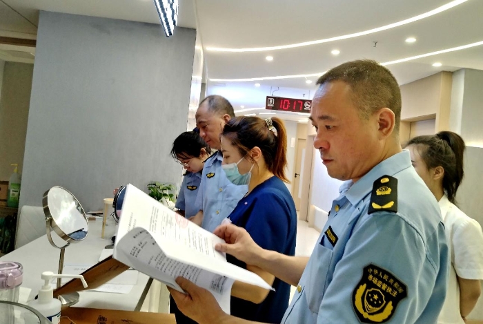 圖為7月31日，執法人員在一家A型肉毒毒素使用單位進行檢查。