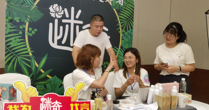 圖為直播間開通當天，來自京津冀三地殘疾人共同直播的場景。