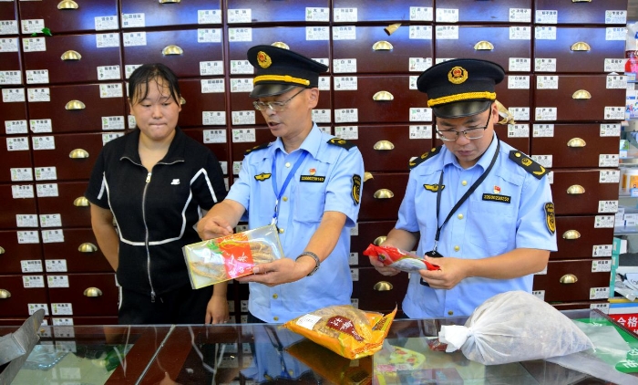 圖為８月24日，執(zhí)法人員在一家藥店檢查。