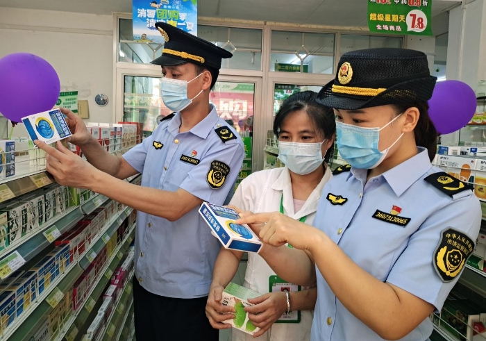 圖為8月29日，執(zhí)法人員在一鄉(xiāng)鎮(zhèn)校園周邊藥店檢查藥械。
