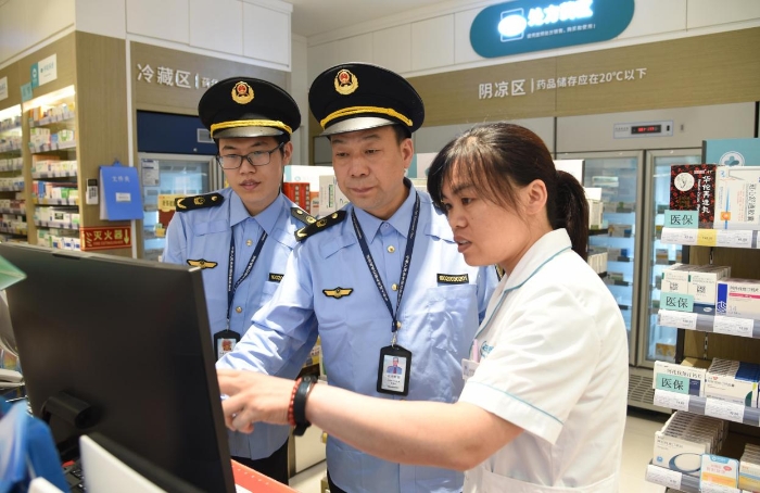 圖為8月30日，執法人員在一家藥品零售企業檢查藥品網絡銷售情況。