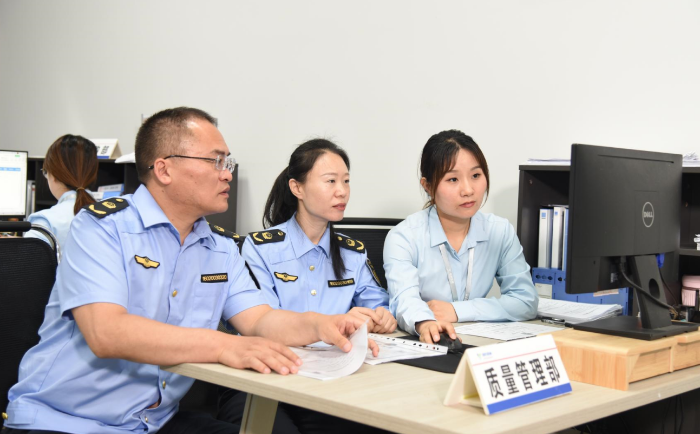 圖為9月4日，執法人員在一家醫療器械經營企業檢查其質量保障體系運行情況。