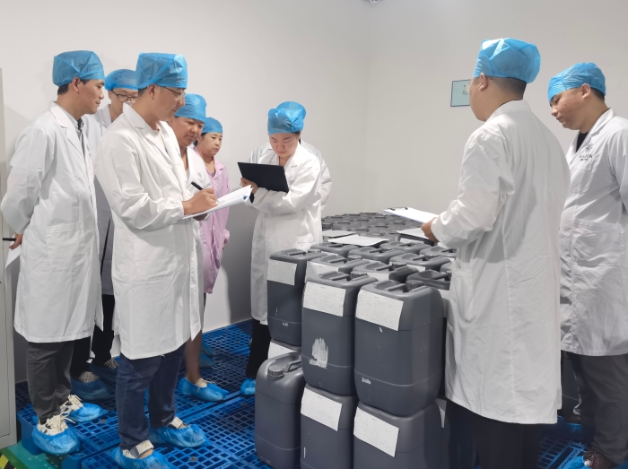 圖為執法人員檢查企業質量體系建設情況。