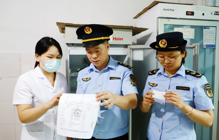 圖為9月15日，該局執法人員在水北鎮中心衛生院檢查疫苗購進、驗收等臺賬記錄。