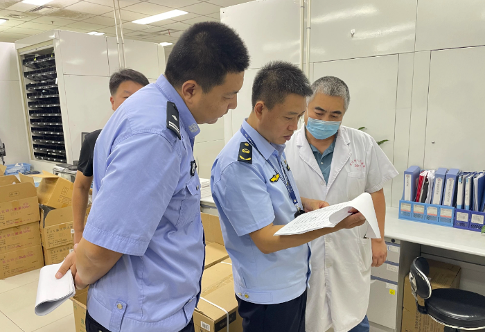 圖為該局執(zhí)法人員在薊州區(qū)人民醫(yī)院檢查麻精藥品的使用記錄。