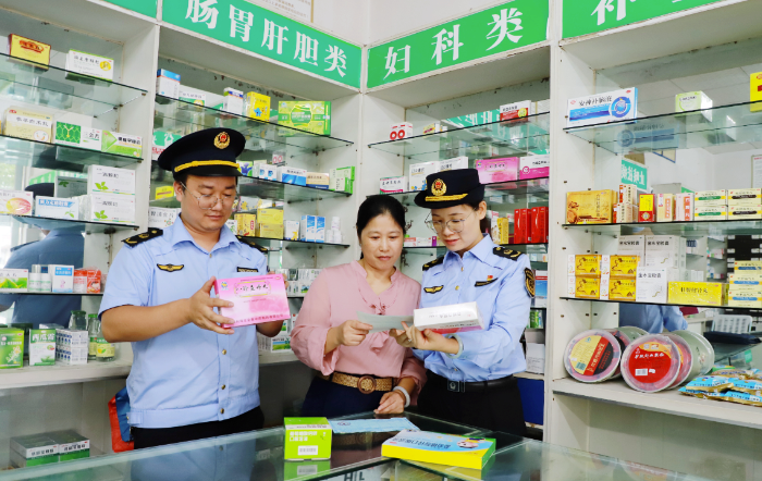 圖為9月20日，該局監管人員在一家零售藥店檢查藥品購銷記錄。