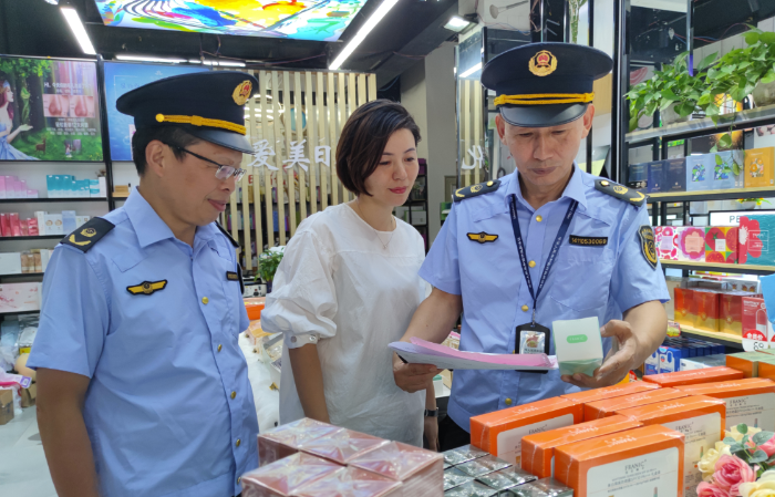 圖為9月25日，執(zhí)法人員在一家化妝品專(zhuān)賣(mài)店檢查化妝品標(biāo)簽標(biāo)識(shí)。