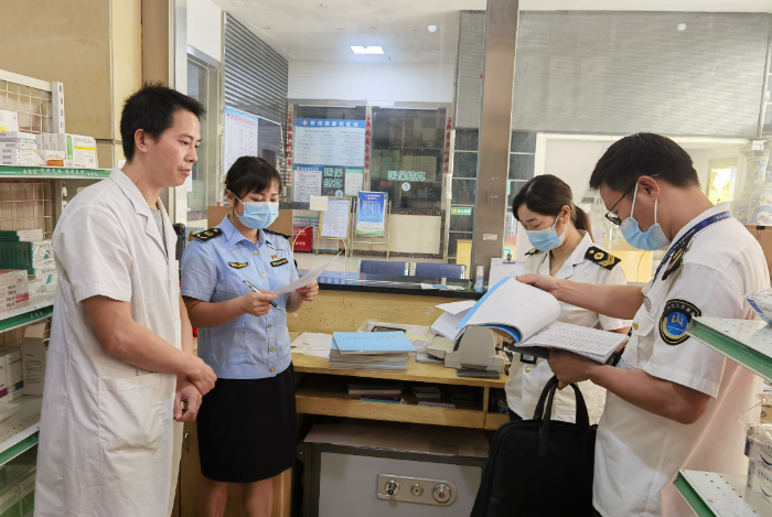 圖為聯合檢查組在一家醫院檢查麻精藥品保存情況。