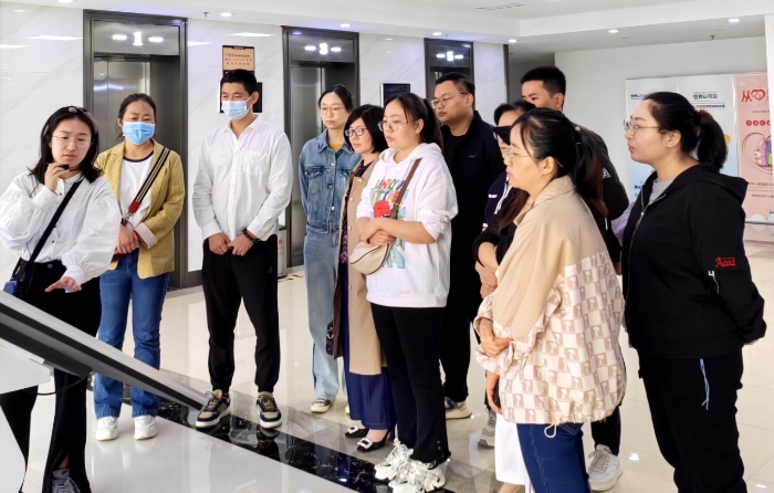 圖為工作人員為代表們現場講解藥品檢驗檢測、大型儀器使用維護、用藥常識等。