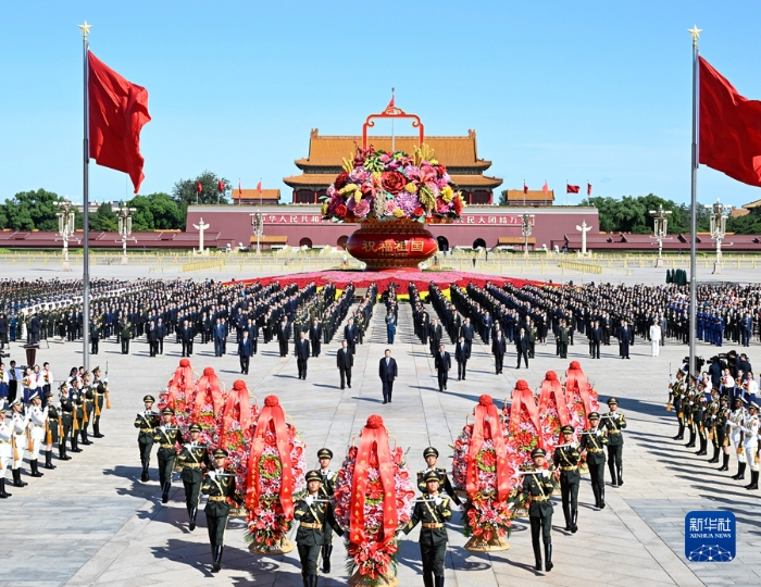 9月30日上午，黨和國家領導人習近平、李強、趙樂際、王滬寧、蔡奇、丁薛祥、李希、韓正等來到北京天安門廣場，出席烈士紀念日向人民英雄敬獻花籃儀式。新華社記者 申宏 攝