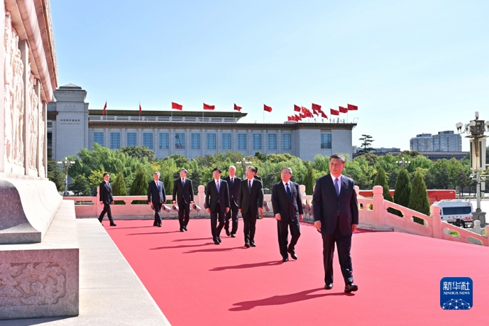 9月30日上午，黨和國家領導人習近平、李強、趙樂際、王滬寧、蔡奇、丁薛祥、李希、韓正等來到北京天安門廣場，出席烈士紀念日向人民英雄敬獻花籃儀式。這是習近平等黨和國家領導人瞻仰人民英雄紀念碑。新華社記者 岳月偉 攝