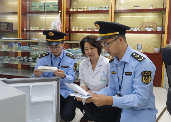 圖為執法人員在一家藥店對利拉魯肽注射液的購進票據、處方審核、銷售記錄等進行檢查，同時排查利拉魯肽注射液線上銷售情況。