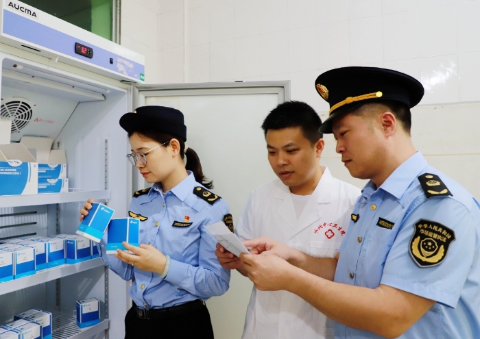 圖為10月9日，執法人員對一家鄉鎮衛生院的體外診斷試劑進行檢查。