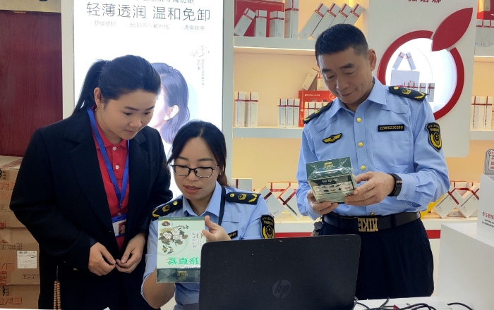 圖為10月24日，該局執法人員在一家化妝品專賣店抽取化妝品樣本。