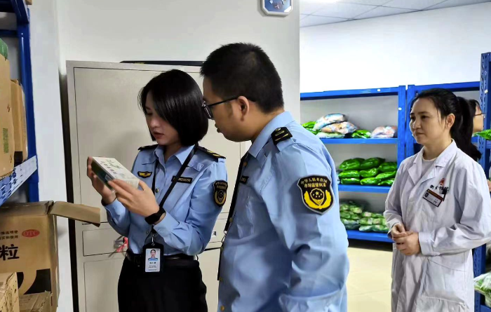 圖為10月24日，重慶市涪陵區(qū)義和、敦仁兩個街道市場監(jiān)管所執(zhí)法人員在敦仁街道一藥品經(jīng)營單位的倉庫開展藥械市場交叉檢查。