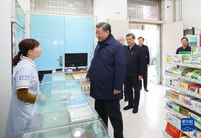11月10日，中共中央總書記、國家主席、中央軍委主席習(xí)近平在北京、河北考察災(zāi)后恢復(fù)重建工作。這是10日下午，習(xí)近平在河北保定涿州市雙塔街道永濟秀園小區(qū)門口藥店，了解經(jīng)營恢復(fù)情況。新華社記者 王曄 攝