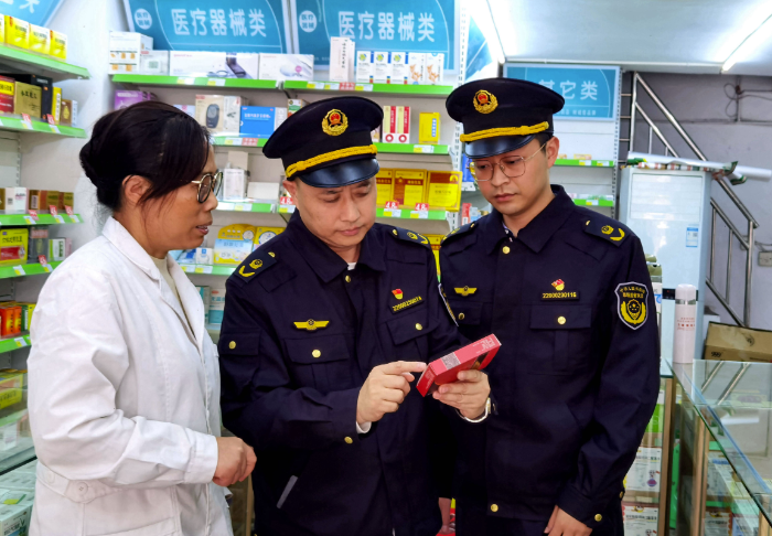 圖為11月9日，該局清溪鎮市場監管所執法人員在一家醫療器械經營單位檢查醫療器械質量。