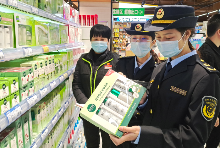 圖為11月22日，該局執法人員在一家化妝品專賣店檢查產品標簽。