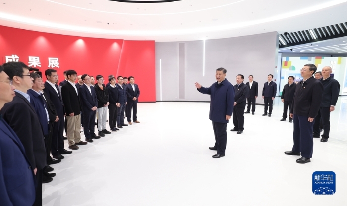 11月28日至12月2日，中共中央總書記、國家主席、中央軍委主席習近平在上海考察。這是11月28日下午，習近平在浦東新區張江科學城參觀上?？萍紕撔鲁晒箷r，同科研人員代表親切交流。新華社記者 鞠鵬 攝