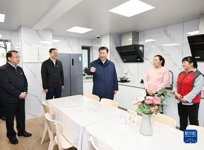 11月28日至12月2日，中共中央總書記、國家主席、中央軍委主席習近平在上?？疾?。這是11月29日下午，習近平在閔行區新時代城市建設者管理者之家公共廚房考察。新華社記者 謝環馳 攝